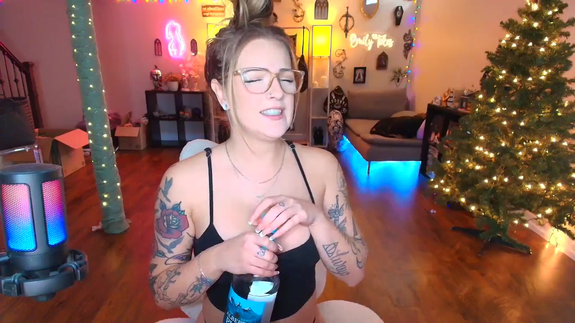Gallery image thumbnail from EmilyTokes's myfreecams stream on, 12/15/2025, 18:21 image 4 of 20