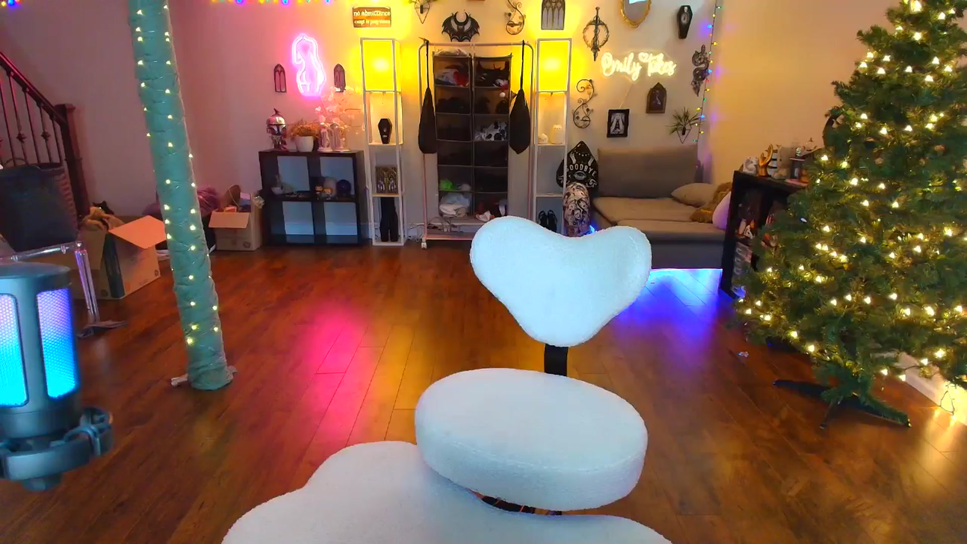 Gallery image thumbnail from EmilyTokes's myfreecams stream on, 12/15/2025, 18:21 image 16 of 20