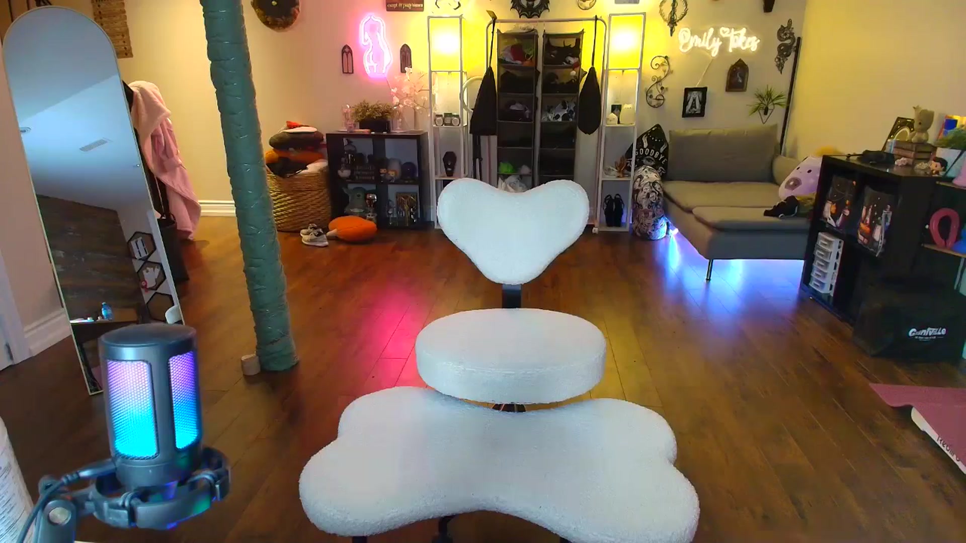 Gallery image thumbnail from EmilyTokes's myfreecams stream on, 01/12/2026, 18:30 image 15 of 20