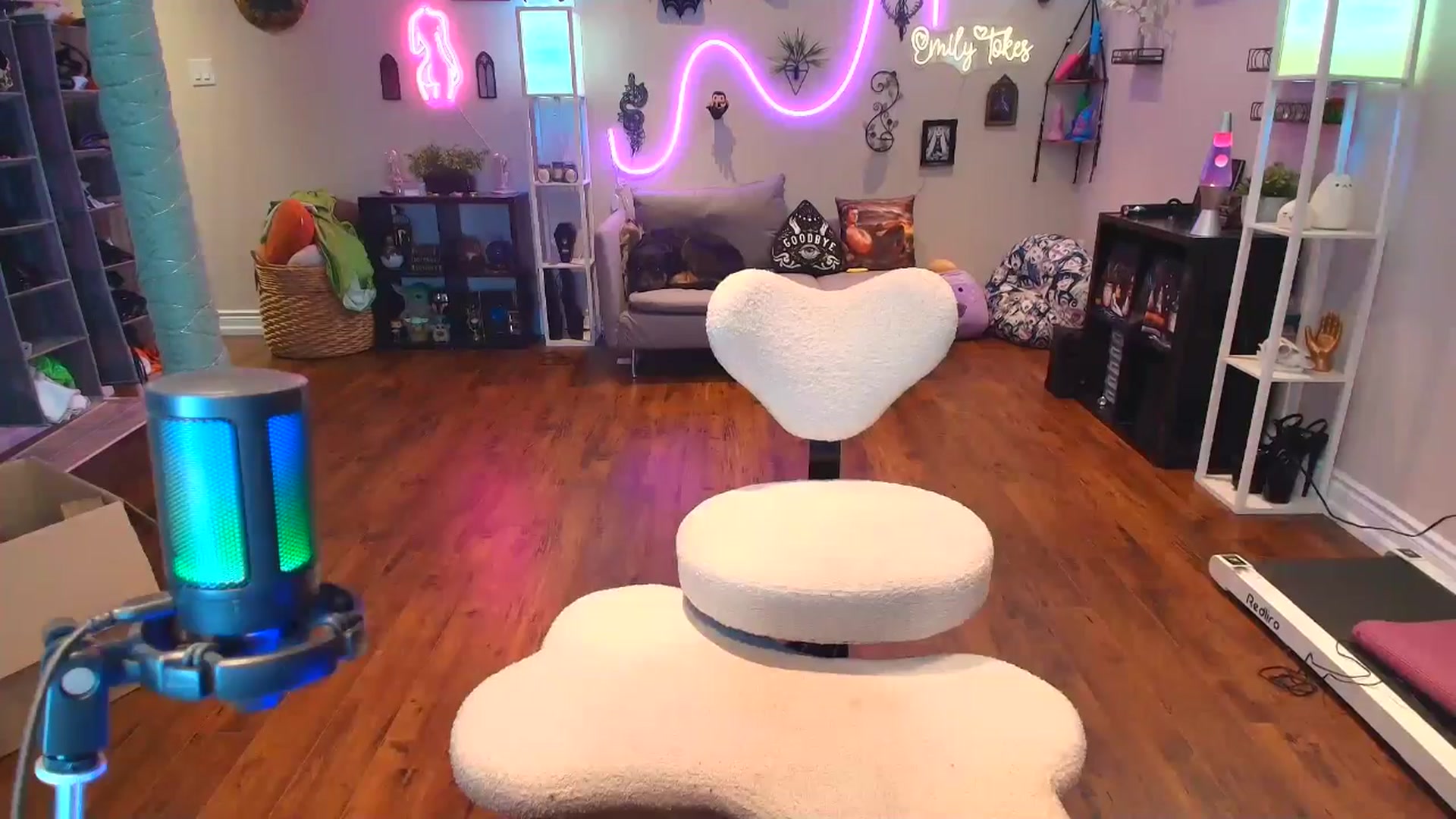 Gallery image thumbnail from EmilyTokes's myfreecams stream on, 04/08/2026, 17:45 image 16 of 20