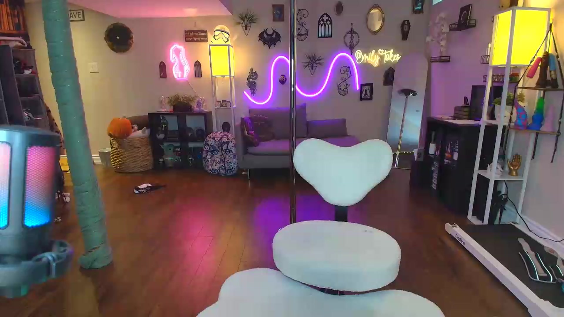 Gallery image thumbnail from EmilyTokes's myfreecams stream on, 07/09/2026, 17:33 image 8 of 20