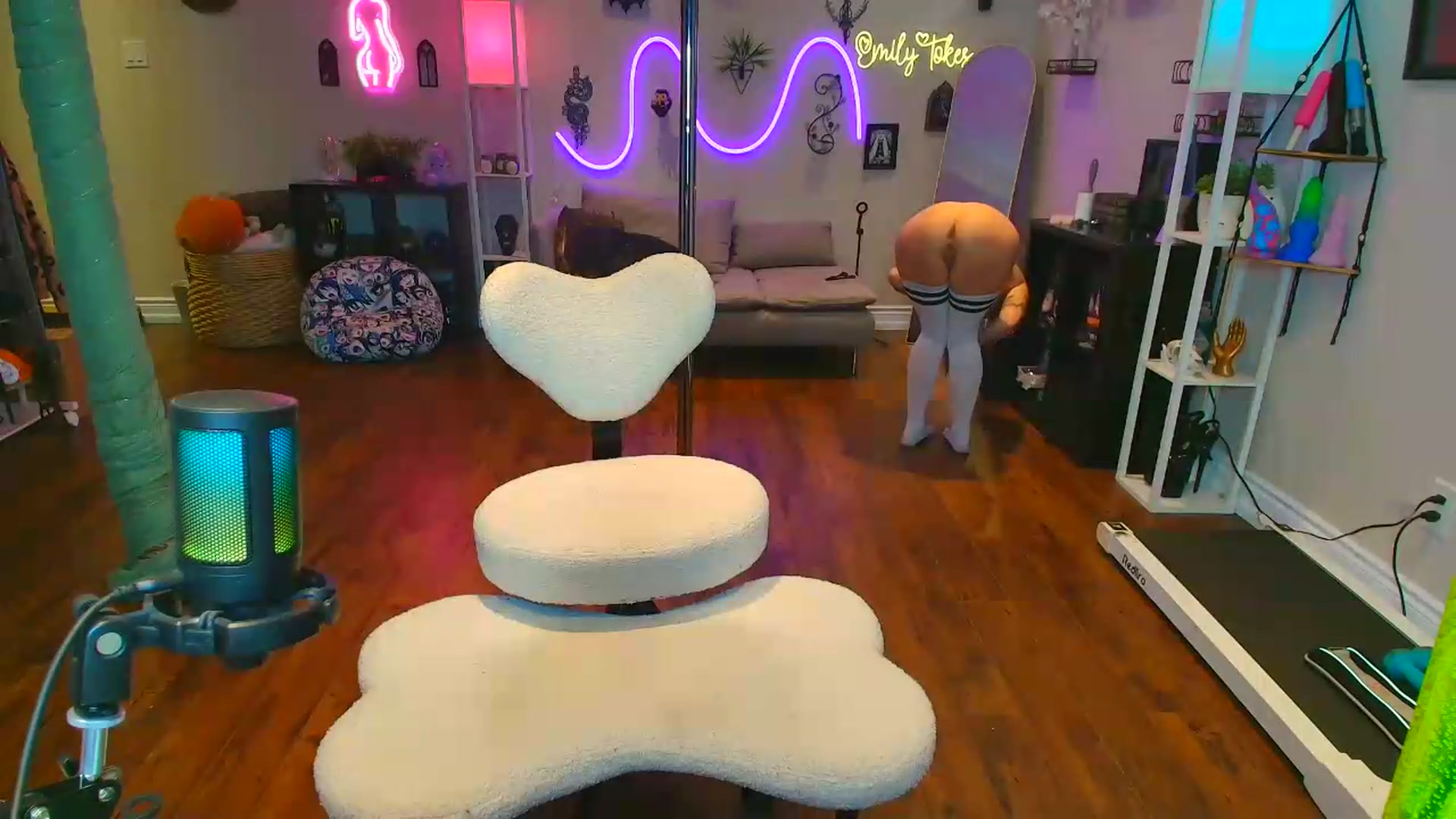 Gallery image thumbnail from EmilyTokes's myfreecams stream on, 07/27/2026, 19:02 image 16 of 20