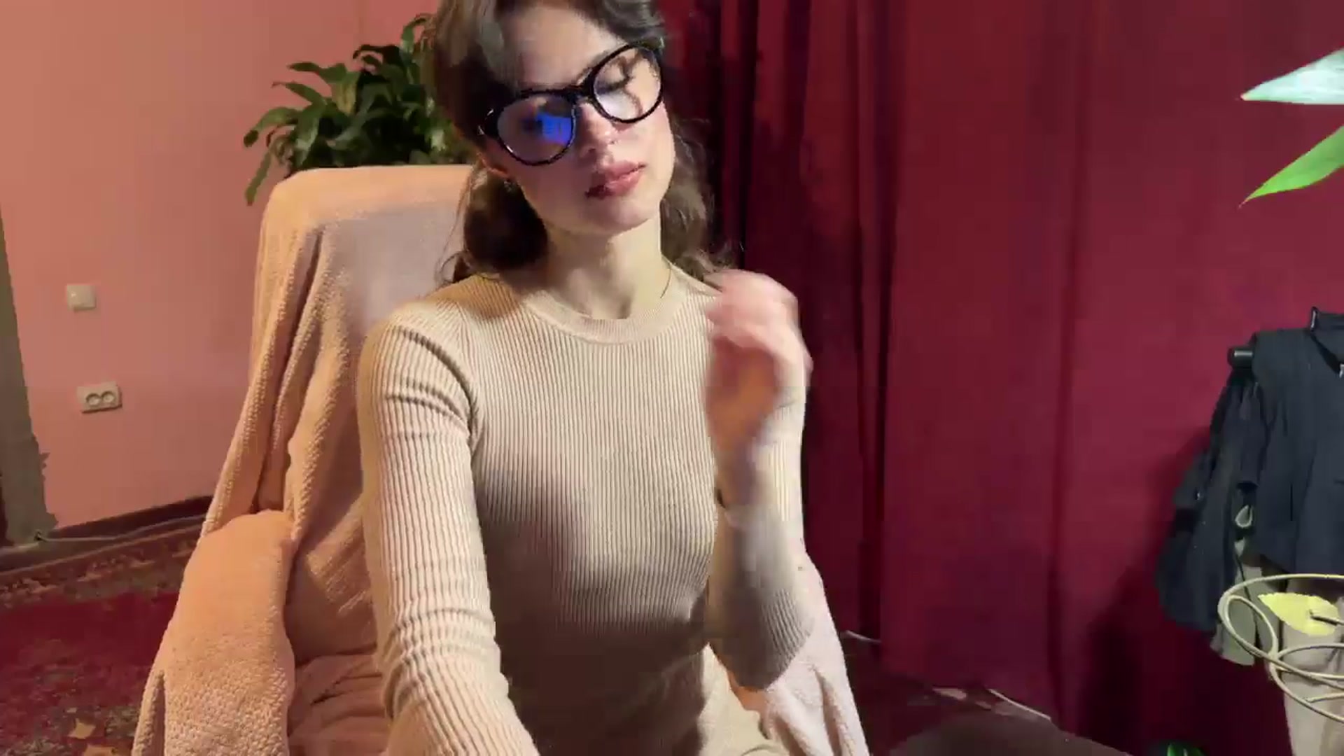 Gallery image thumbnail from Emily_Me's myfreecams stream on, 10/22/2024, 16:57 image 13 of 20