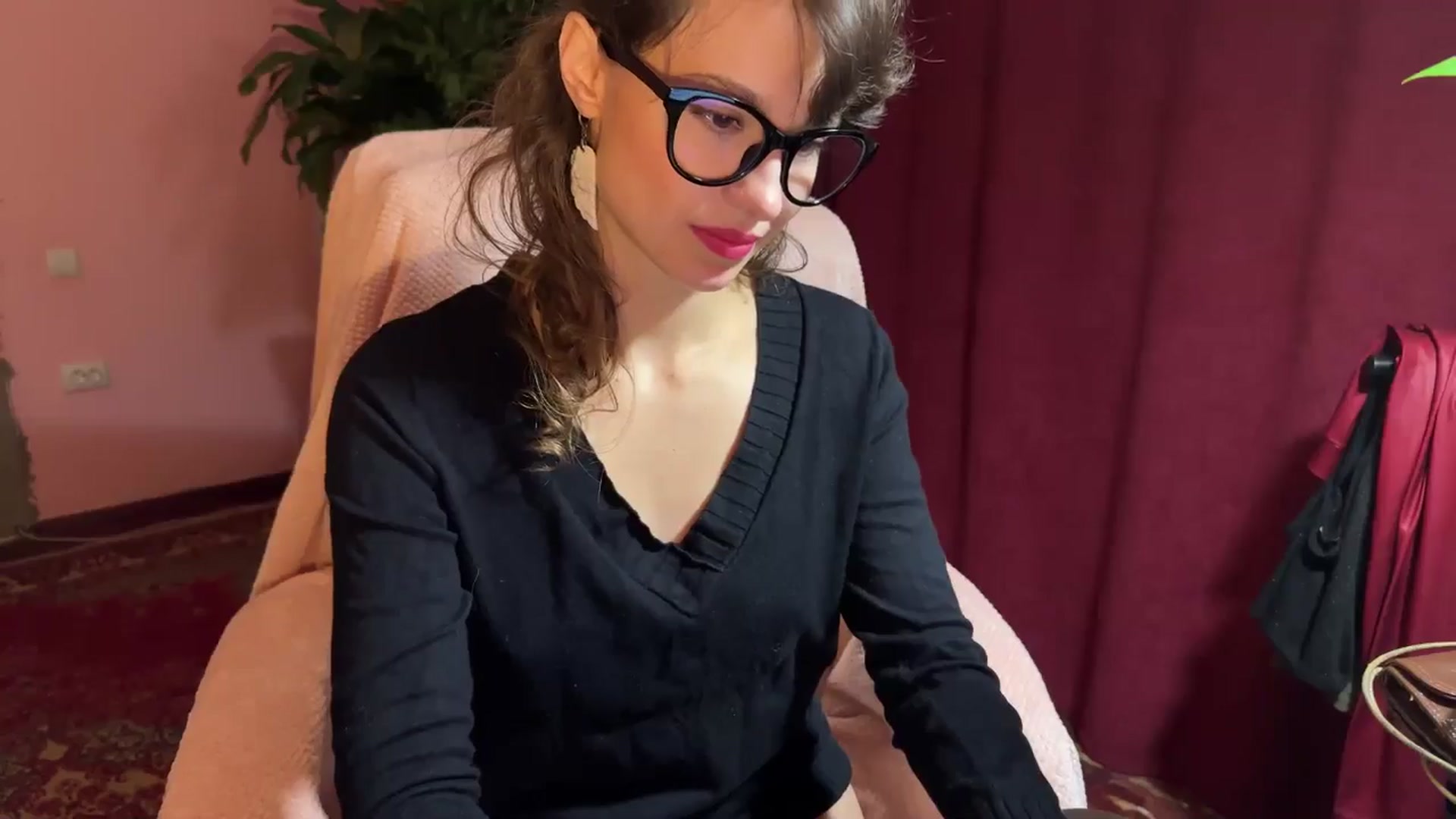 Gallery image thumbnail from Emily_Me's myfreecams stream on, 10/29/2024, 18:18 image 15 of 20
