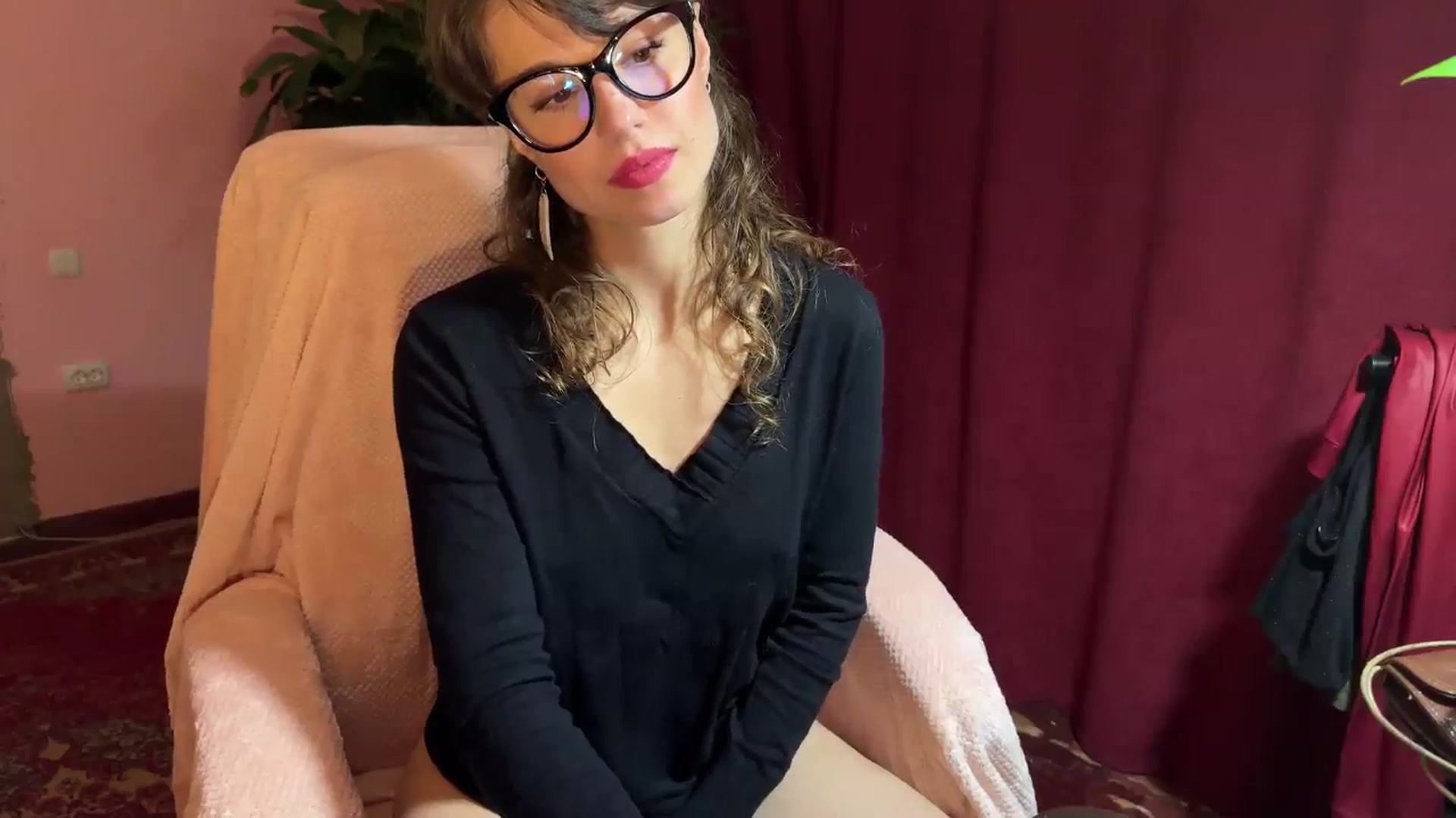 Gallery image thumbnail from Emily_Me's myfreecams stream on, 10/29/2024, 18:18 image 14 of 20