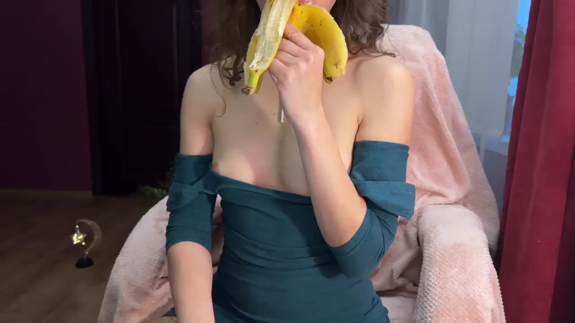 Gallery image thumbnail from Emily_Me's myfreecams stream on, 05/19/2025, 19:27 image 3 of 20