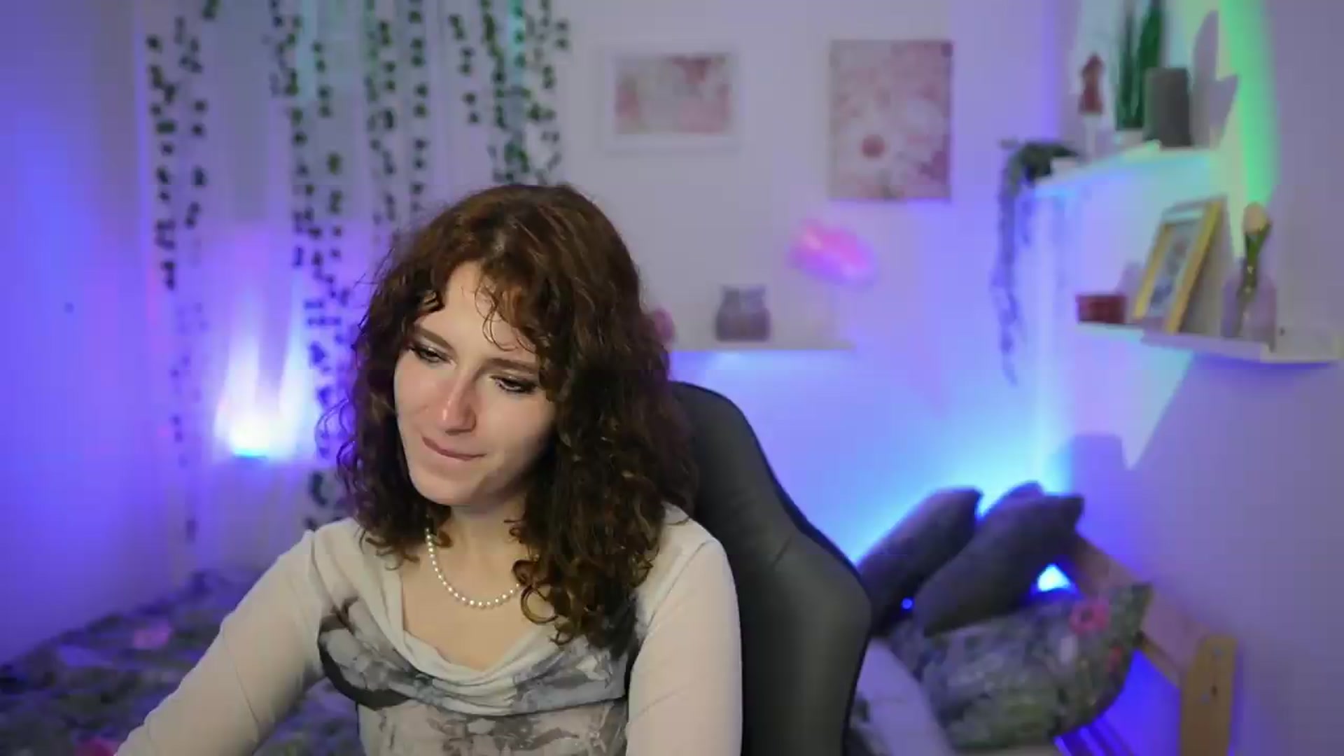 Gallery image thumbnail from Emily_Paris18's myfreecams stream on, 06/07/2026, 17:24 image 17 of 20