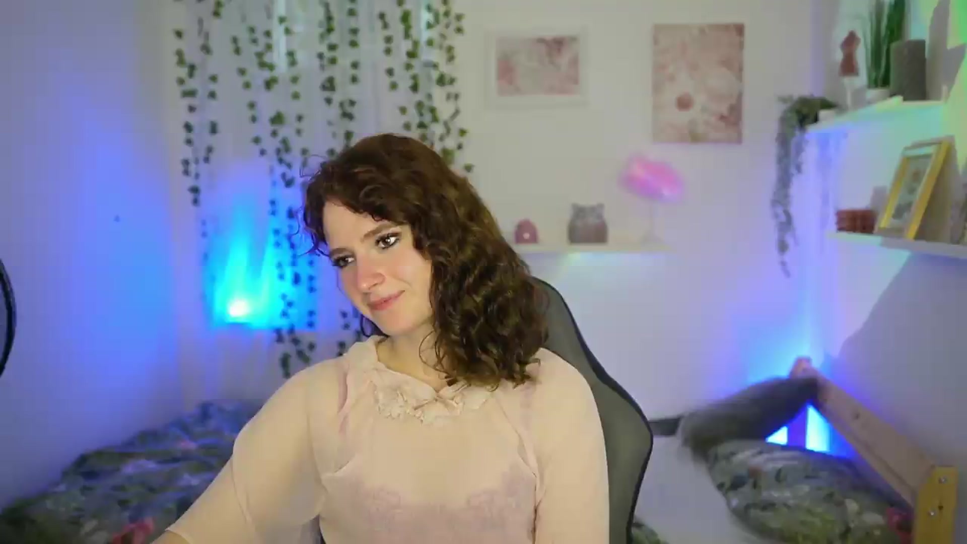 Gallery image thumbnail from Emily_Paris18's myfreecams stream on, 06/08/2026, 17:09 image 1 of 20