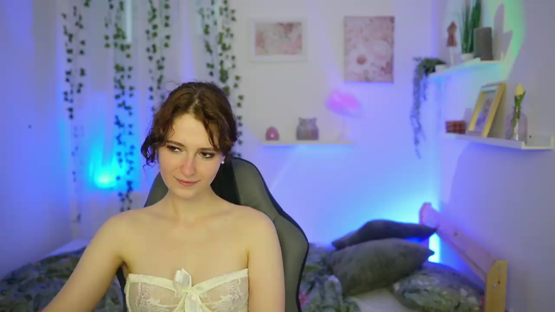Gallery image thumbnail from Emily_Paris18's myfreecams stream on, 06/14/2026, 16:56 image 15 of 20