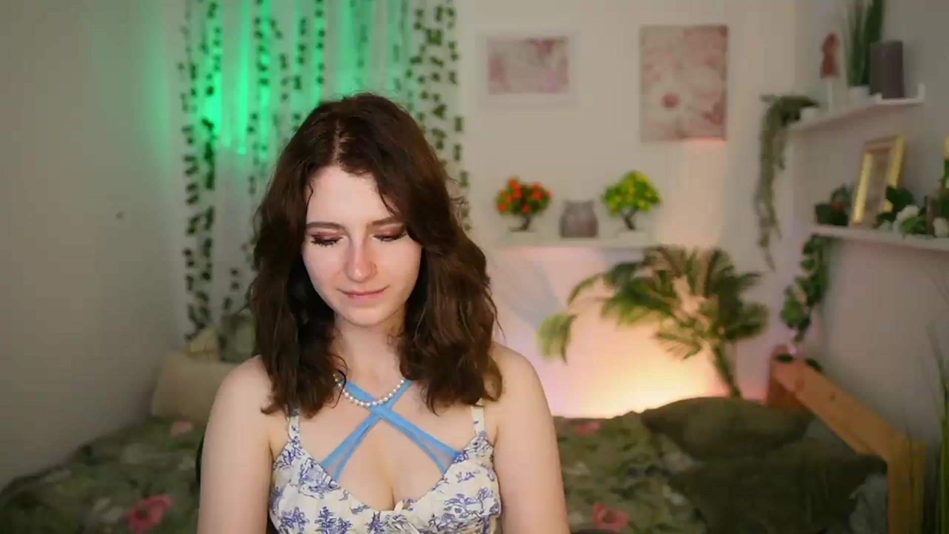 Gallery image thumbnail from Emily_Paris18's myfreecams stream on, 06/18/2026, 18:06 image 16 of 20