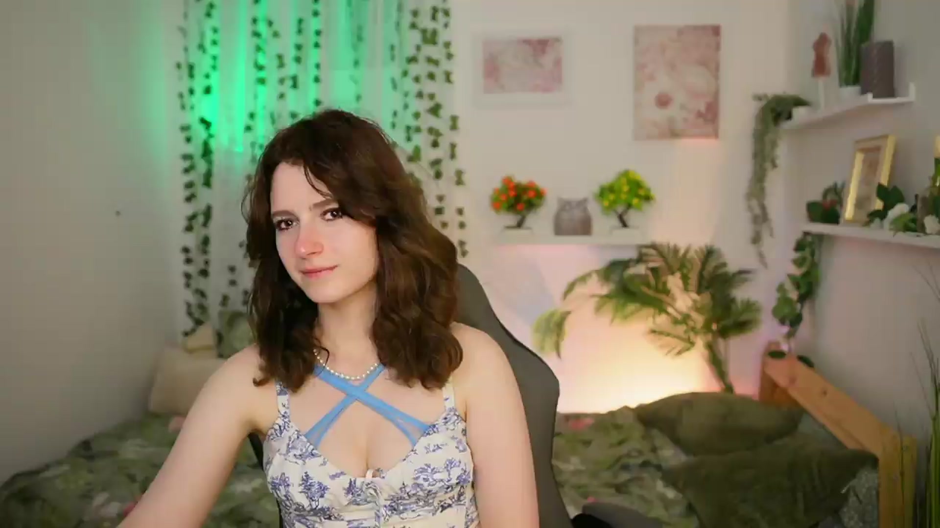Gallery image thumbnail from Emily_Paris18's myfreecams stream on, 06/18/2026, 18:06 image 3 of 20