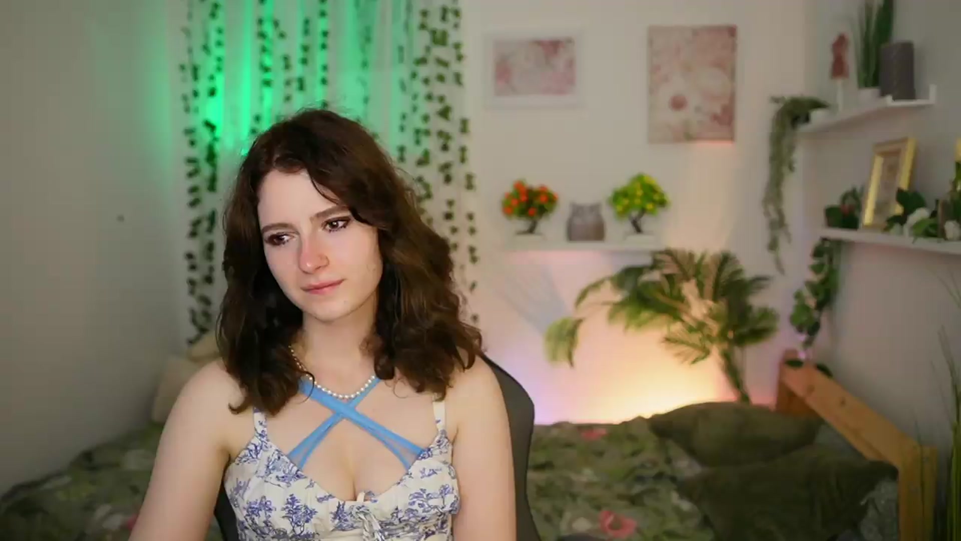 Gallery image thumbnail from Emily_Paris18's myfreecams stream on, 06/18/2026, 18:06 image 2 of 20