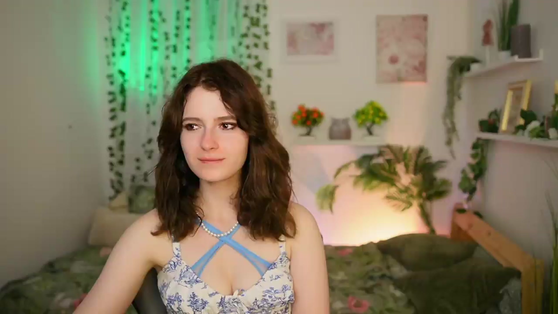 Gallery image thumbnail from Emily_Paris18's myfreecams stream on, 06/18/2026, 18:06 image 17 of 20