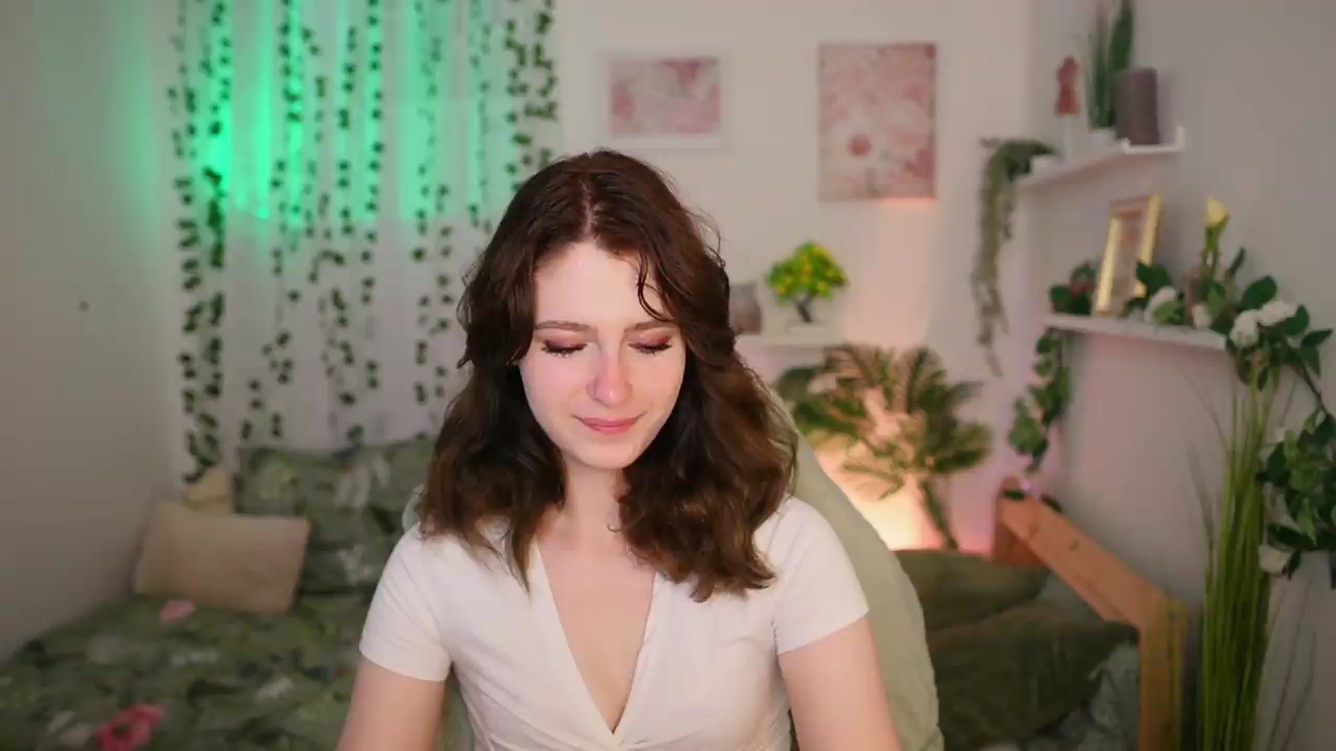 Gallery image thumbnail from Emily_Paris18's myfreecams stream on, 06/19/2026, 13:34 image 11 of 20