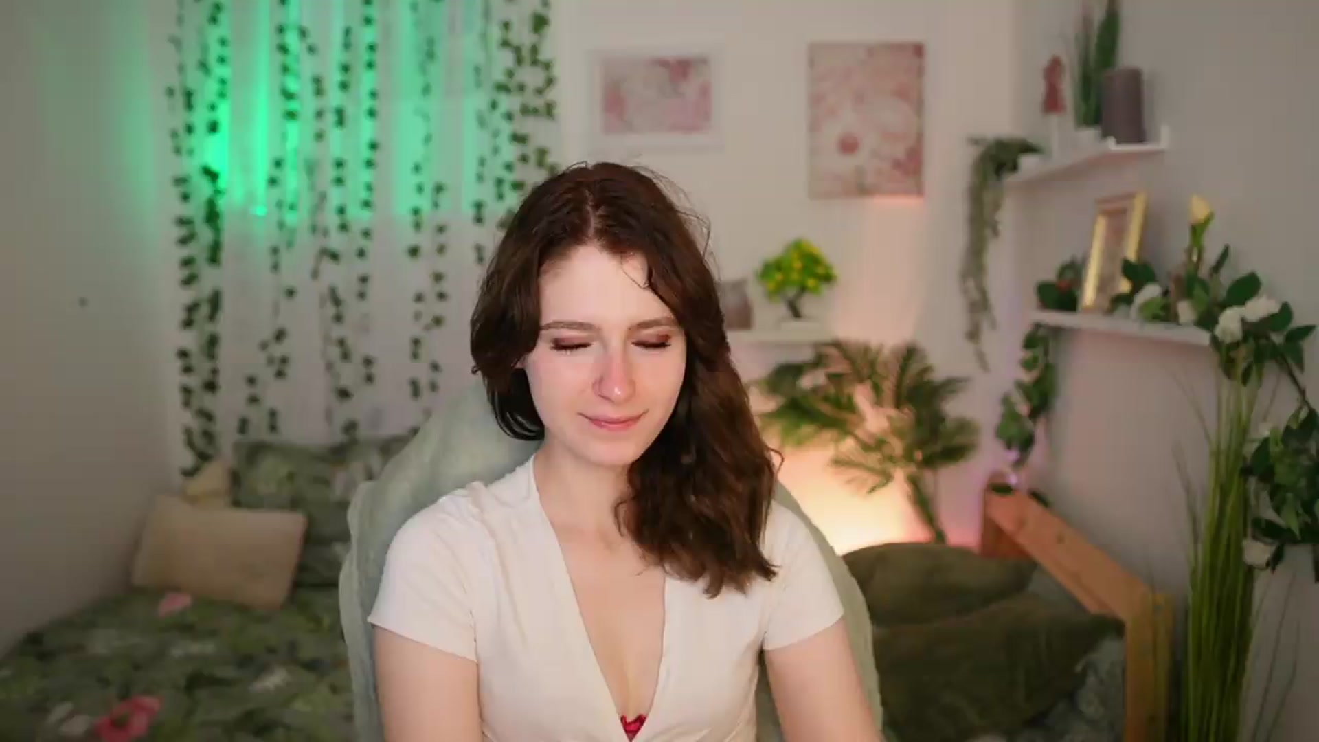 Gallery image thumbnail from Emily_Paris18's myfreecams stream on, 06/19/2026, 14:28 image 2 of 20