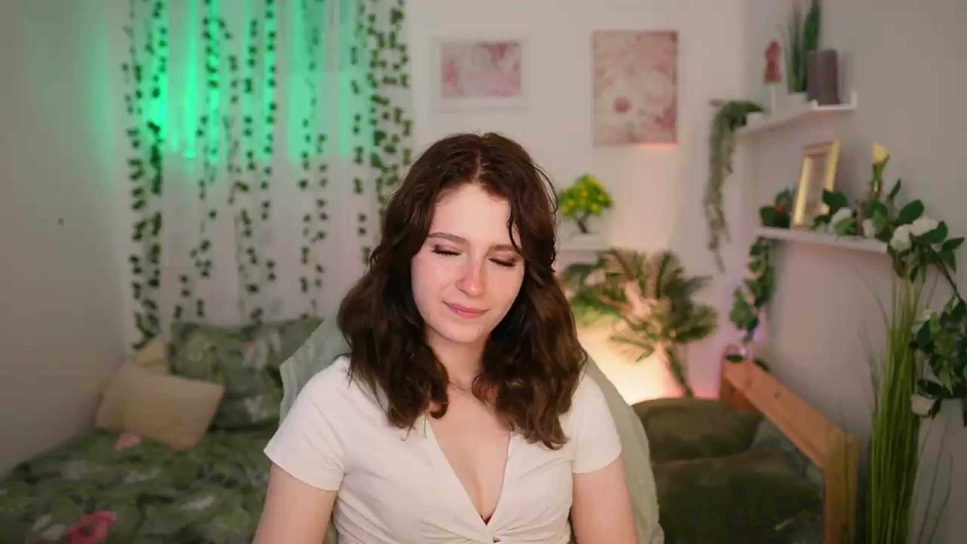 Gallery image thumbnail from Emily_Paris18's myfreecams stream on, 06/19/2026, 18:05 image 8 of 20