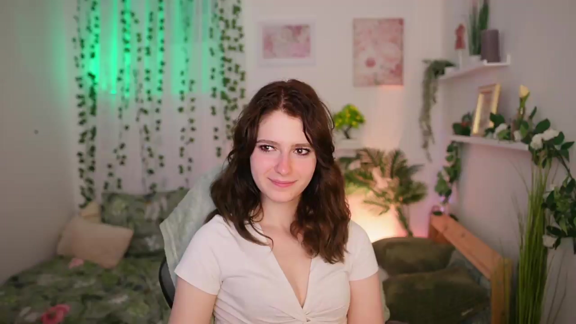 Gallery image thumbnail from Emily_Paris18's myfreecams stream on, 06/19/2026, 18:05 image 18 of 20