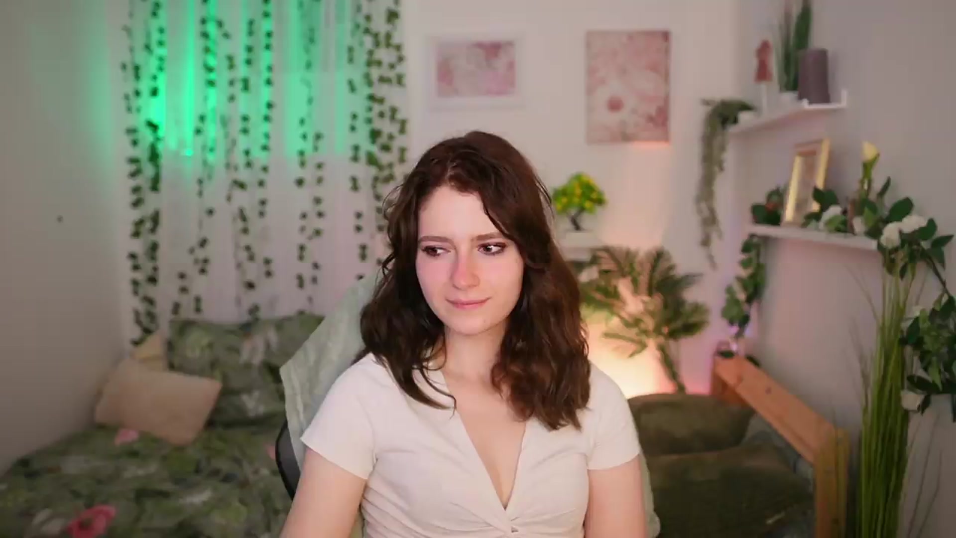 Gallery image thumbnail from Emily_Paris18's myfreecams stream on, 06/19/2026, 18:05 image 19 of 20