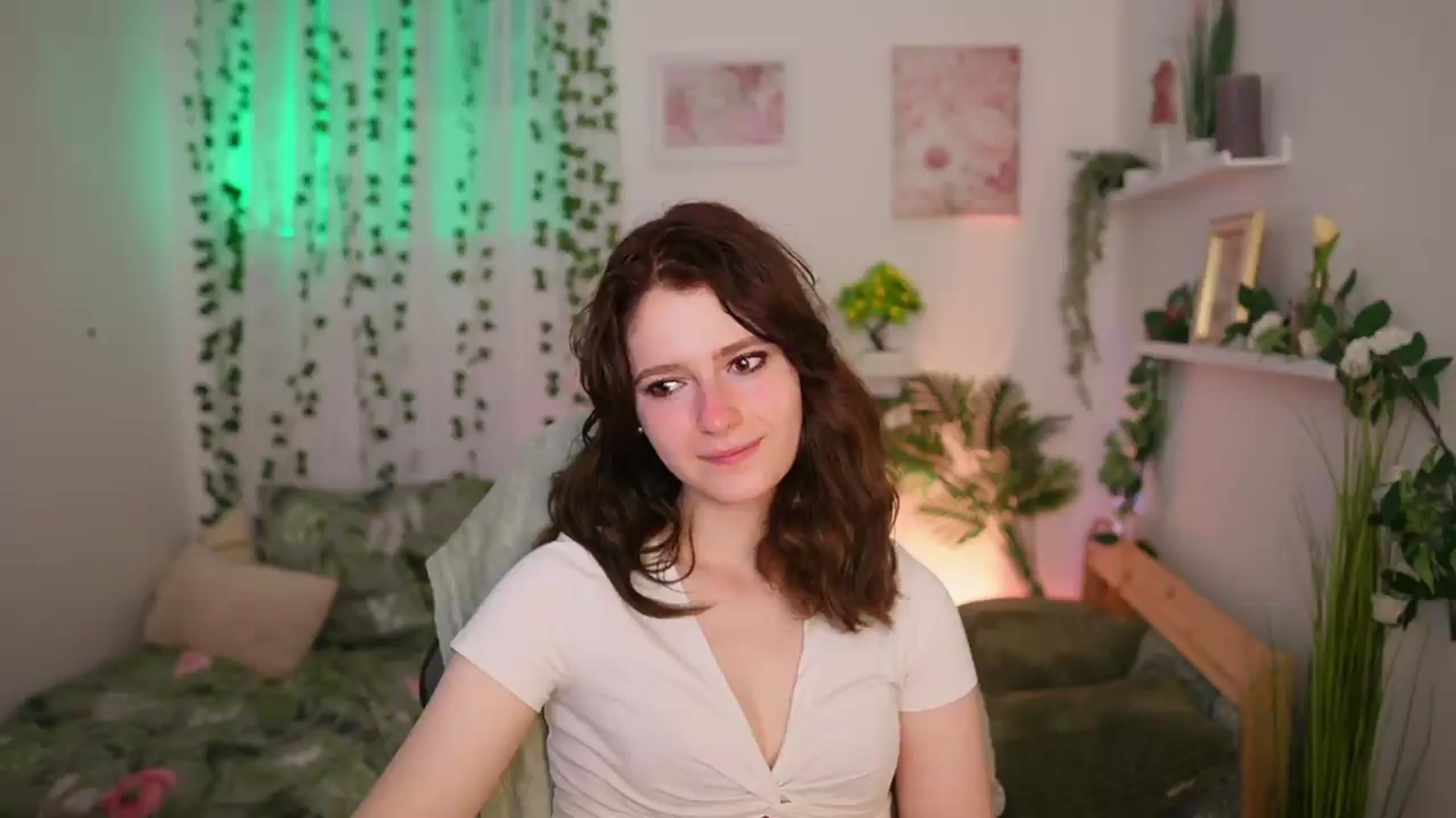 Gallery image thumbnail from Emily_Paris18's myfreecams stream on, 06/19/2026, 18:05 image 15 of 20