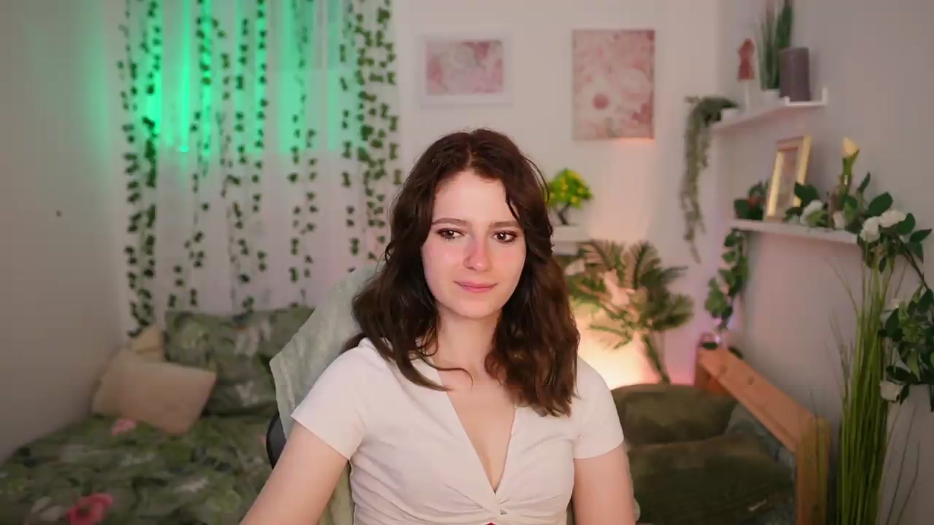 Gallery image thumbnail from Emily_Paris18's myfreecams stream on, 06/19/2026, 18:05 image 16 of 20