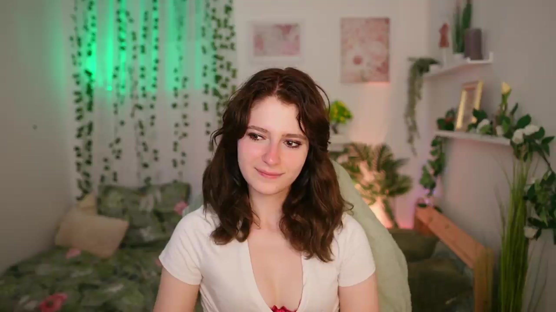 Gallery image thumbnail from Emily_Paris18's myfreecams stream on, 06/19/2026, 18:05 image 2 of 20