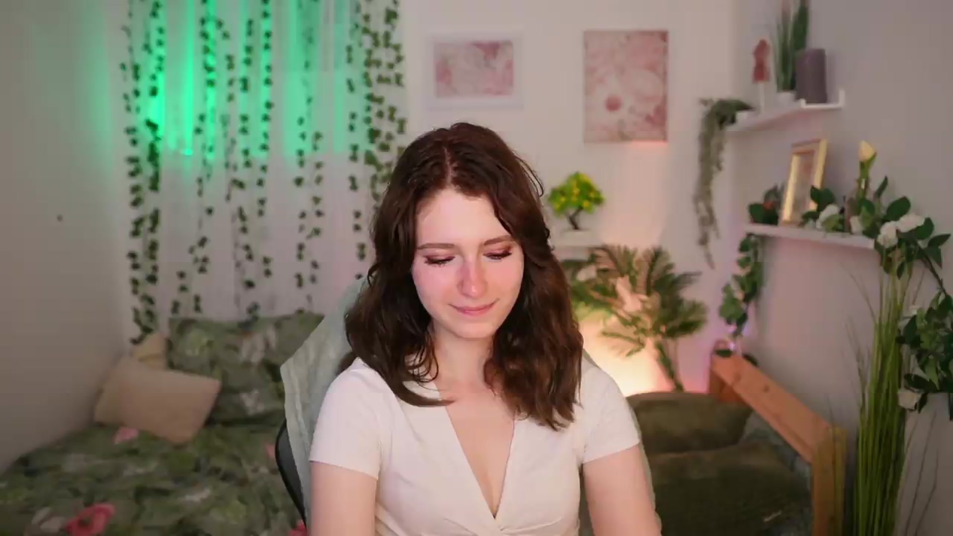 Gallery image thumbnail from Emily_Paris18's myfreecams stream on, 06/19/2026, 18:05 image 14 of 20