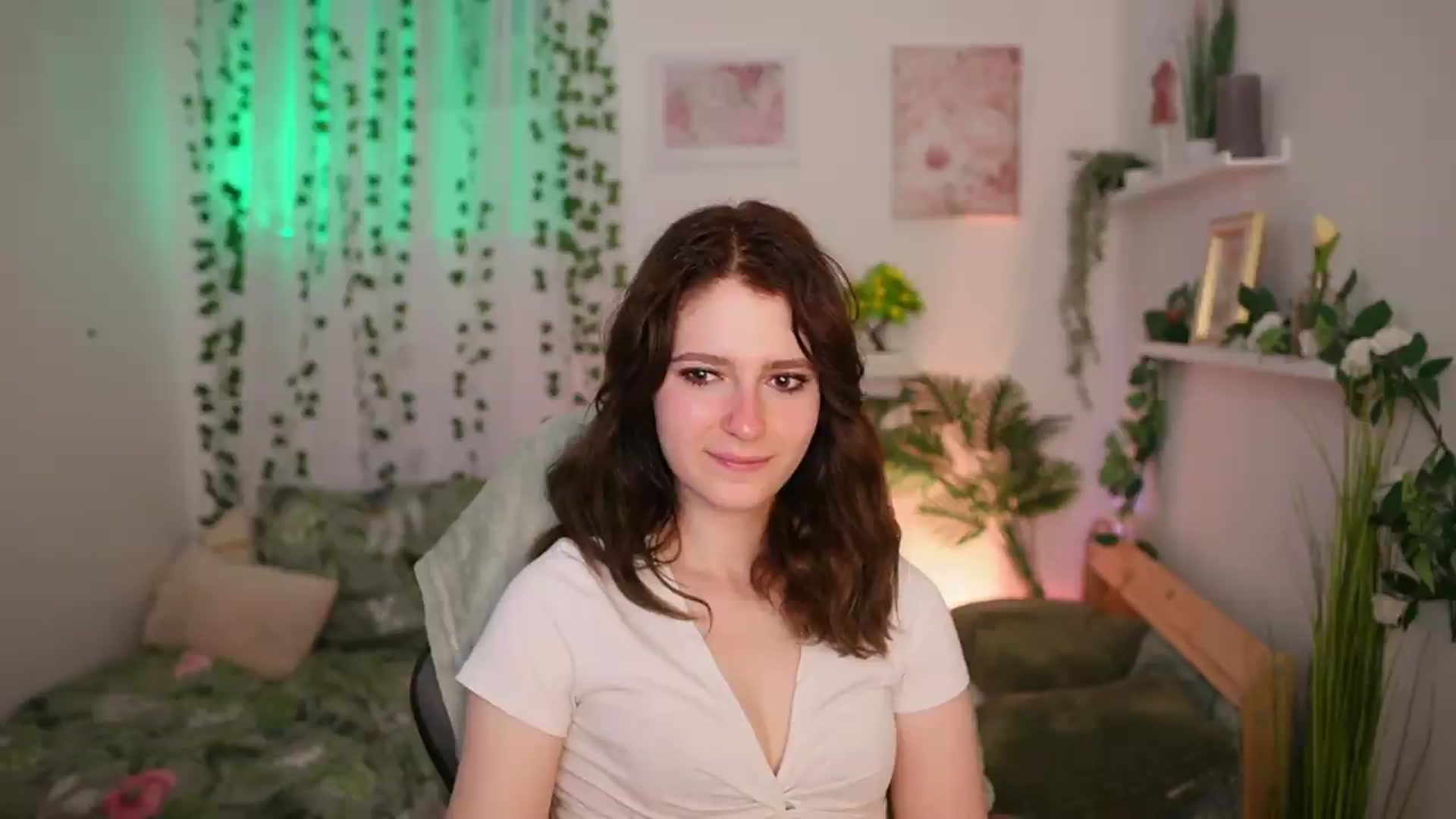 Gallery image thumbnail from Emily_Paris18's myfreecams stream on, 06/19/2026, 18:05 image 17 of 20