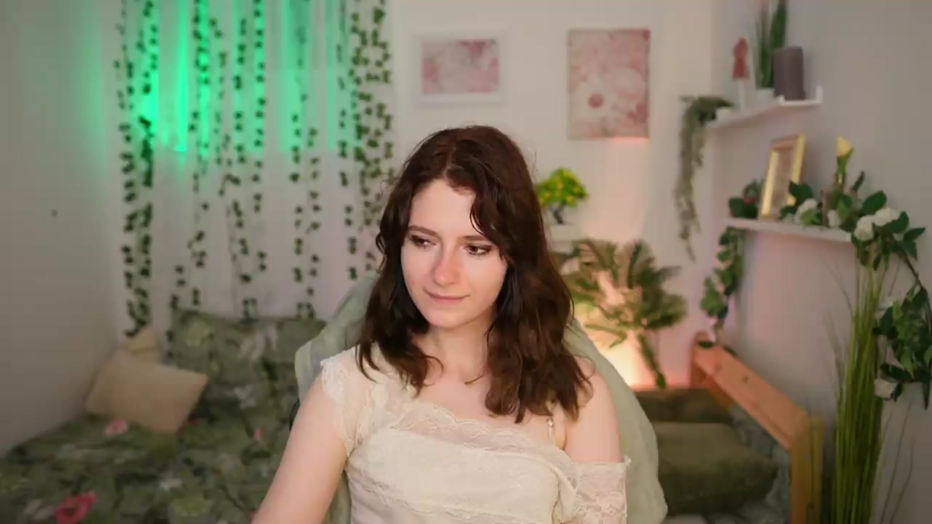Gallery image thumbnail from Emily_Paris18's myfreecams stream on, 06/21/2026, 18:11 image 14 of 20