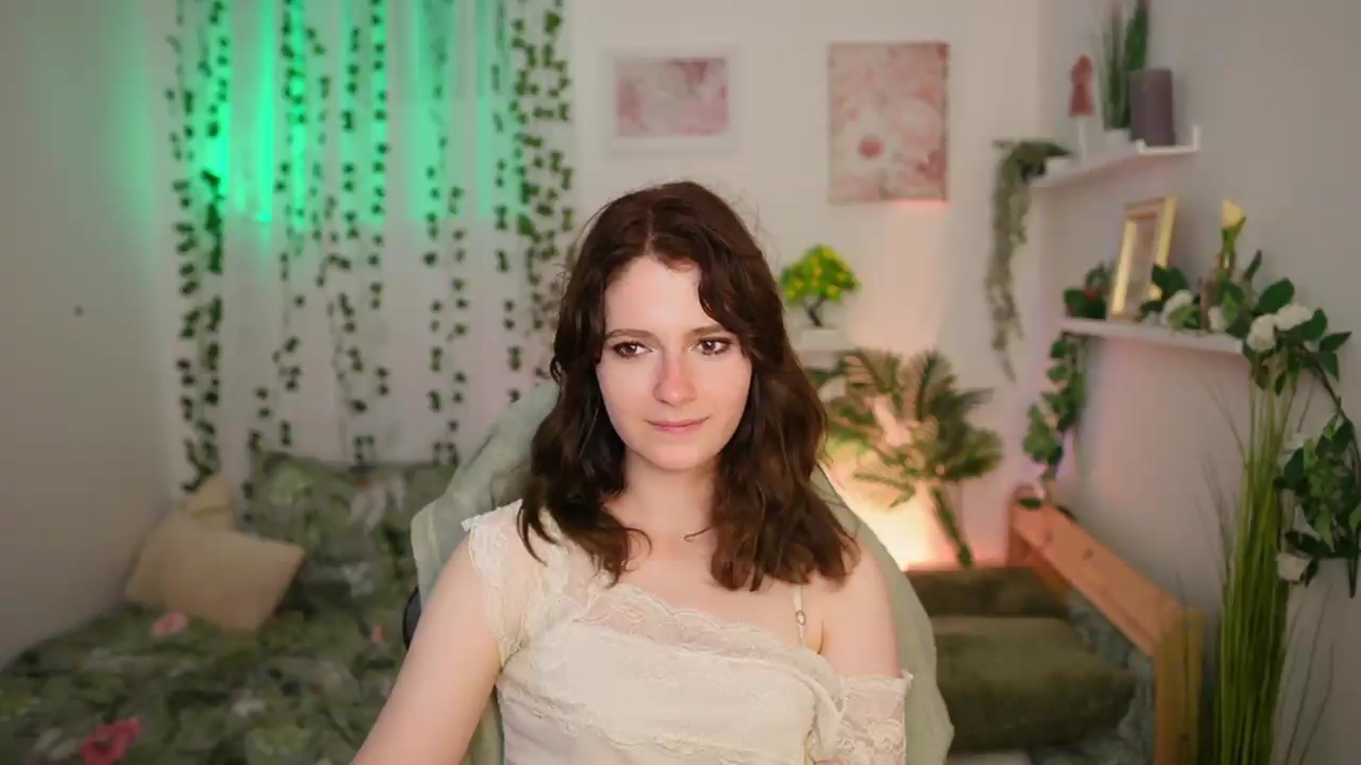 Gallery image thumbnail from Emily_Paris18's myfreecams stream on, 06/21/2026, 18:11 image 12 of 20