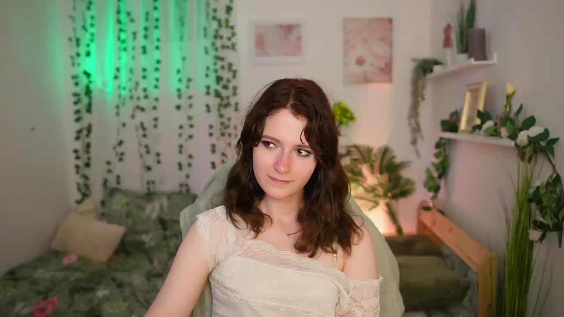 Gallery image thumbnail from Emily_Paris18's myfreecams stream on, 06/21/2026, 18:11 image 16 of 20