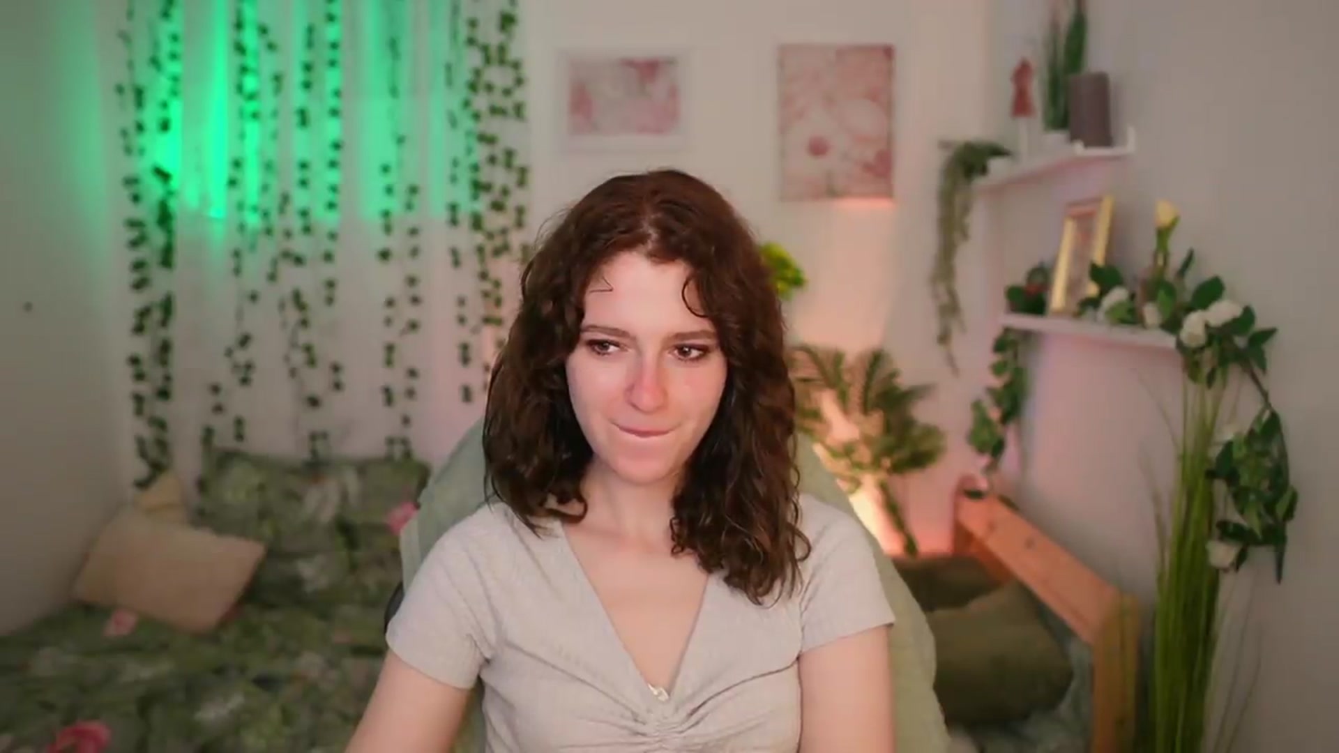 Gallery image thumbnail from Emily_Paris18's myfreecams stream on, 06/22/2026, 16:17 image 15 of 20