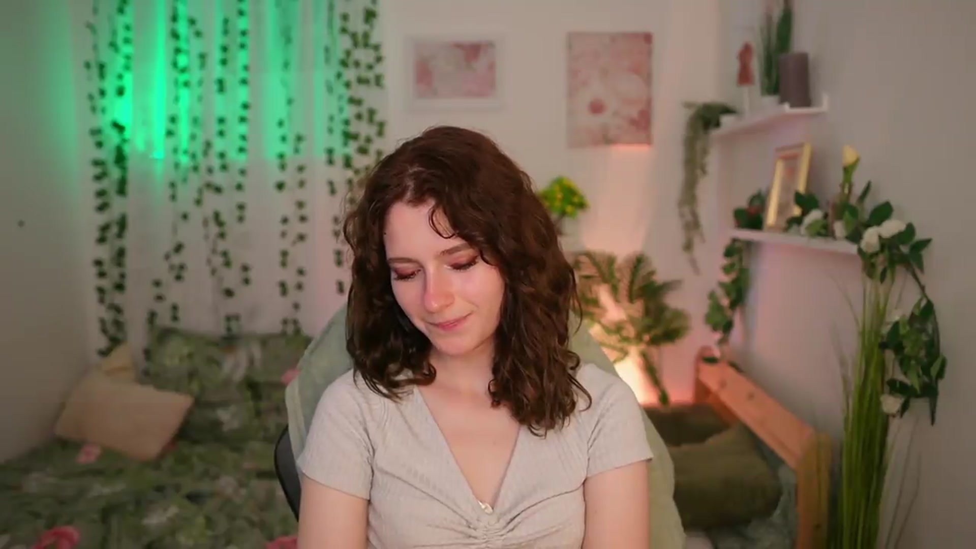Gallery image thumbnail from Emily_Paris18's myfreecams stream on, 06/22/2026, 16:17 image 17 of 20