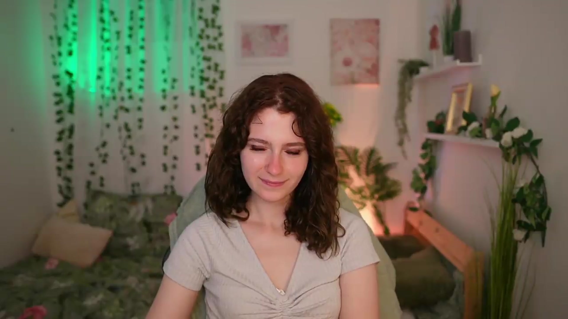 Gallery image thumbnail from Emily_Paris18's myfreecams stream on, 06/22/2026, 16:17 image 16 of 20
