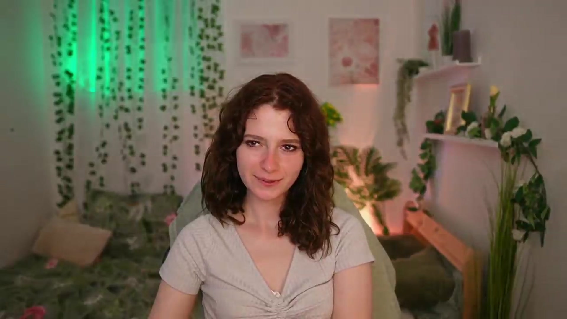 Gallery image thumbnail from Emily_Paris18's myfreecams stream on, 06/22/2026, 16:17 image 19 of 20