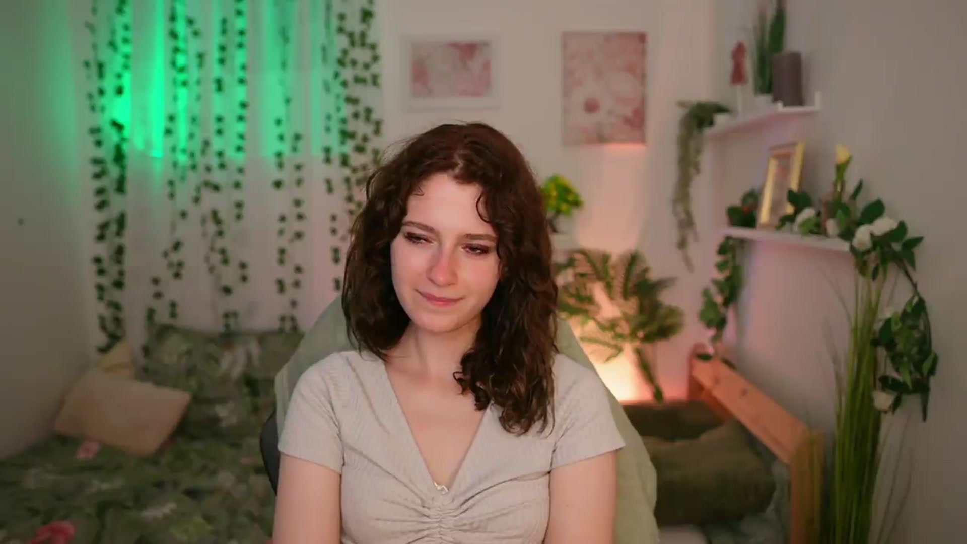 Gallery image thumbnail from Emily_Paris18's myfreecams stream on, 06/22/2026, 16:17 image 11 of 20