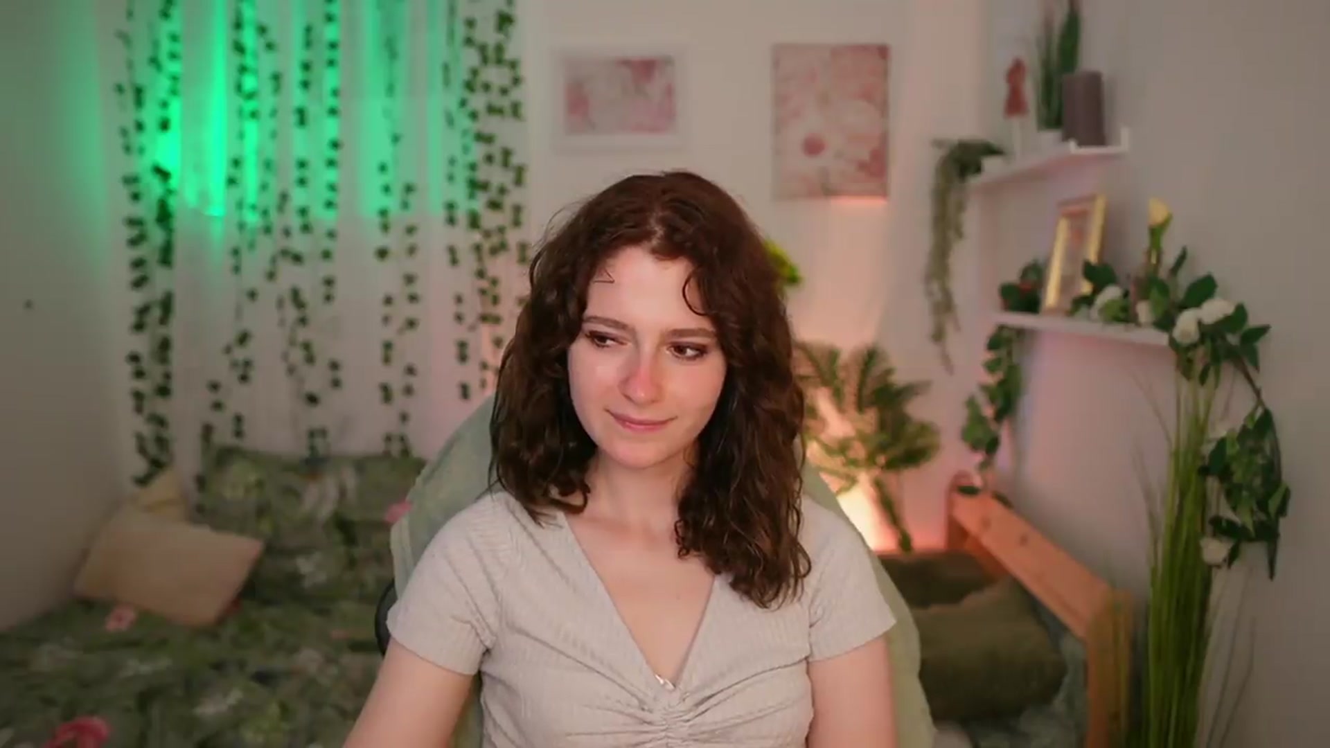 Gallery image thumbnail from Emily_Paris18's myfreecams stream on, 06/22/2026, 16:17 image 14 of 20