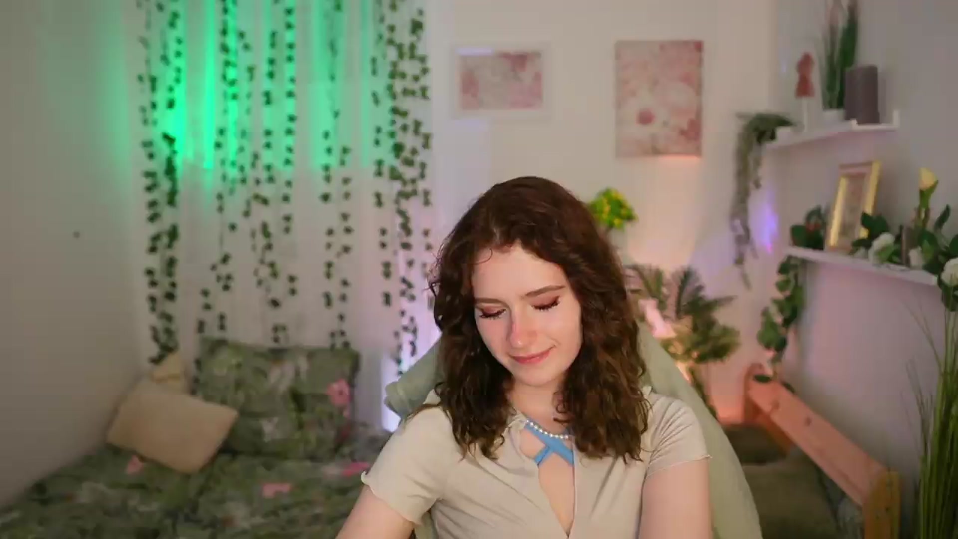 Gallery image thumbnail from Emily_Paris18's myfreecams stream on, 06/23/2026, 16:16 image 13 of 20