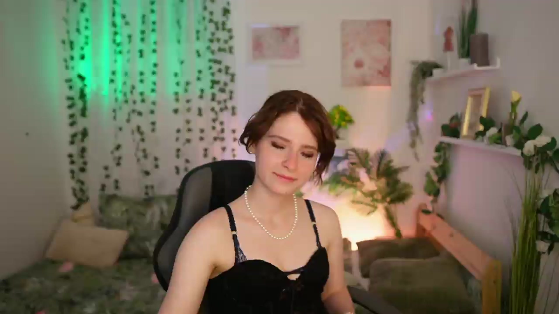 Gallery image thumbnail from Emily_Paris18's myfreecams stream on, 06/25/2026, 15:41 image 1 of 20