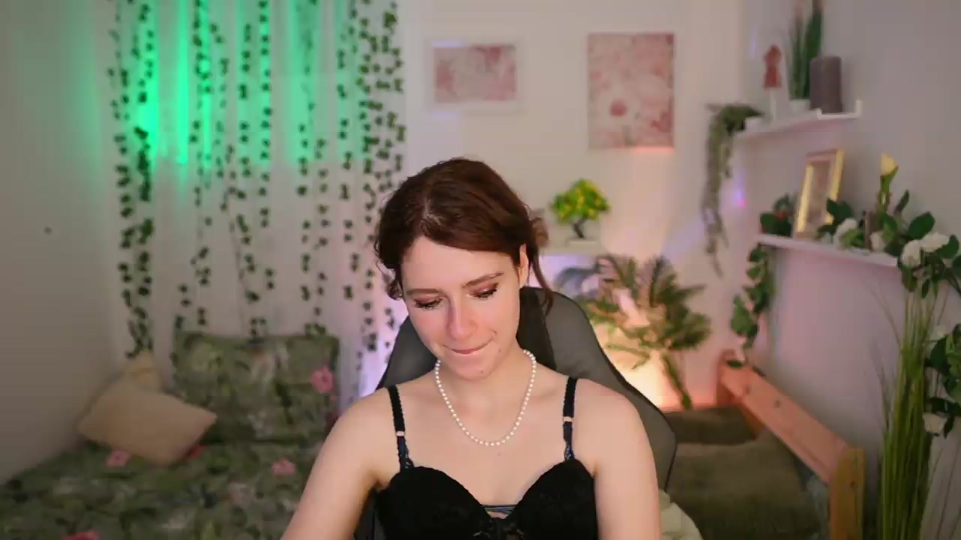Gallery image thumbnail from Emily_Paris18's myfreecams stream on, 06/25/2026, 17:57 image 5 of 20