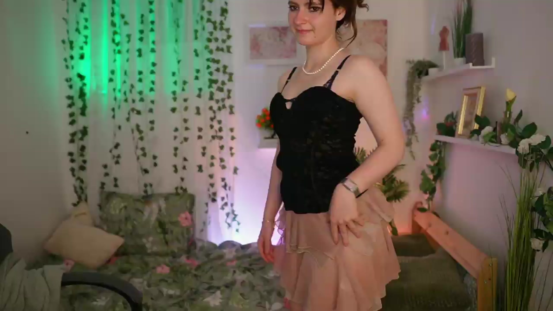 Gallery image thumbnail from Emily_Paris18's myfreecams stream on, 06/25/2026, 17:57 image 16 of 20