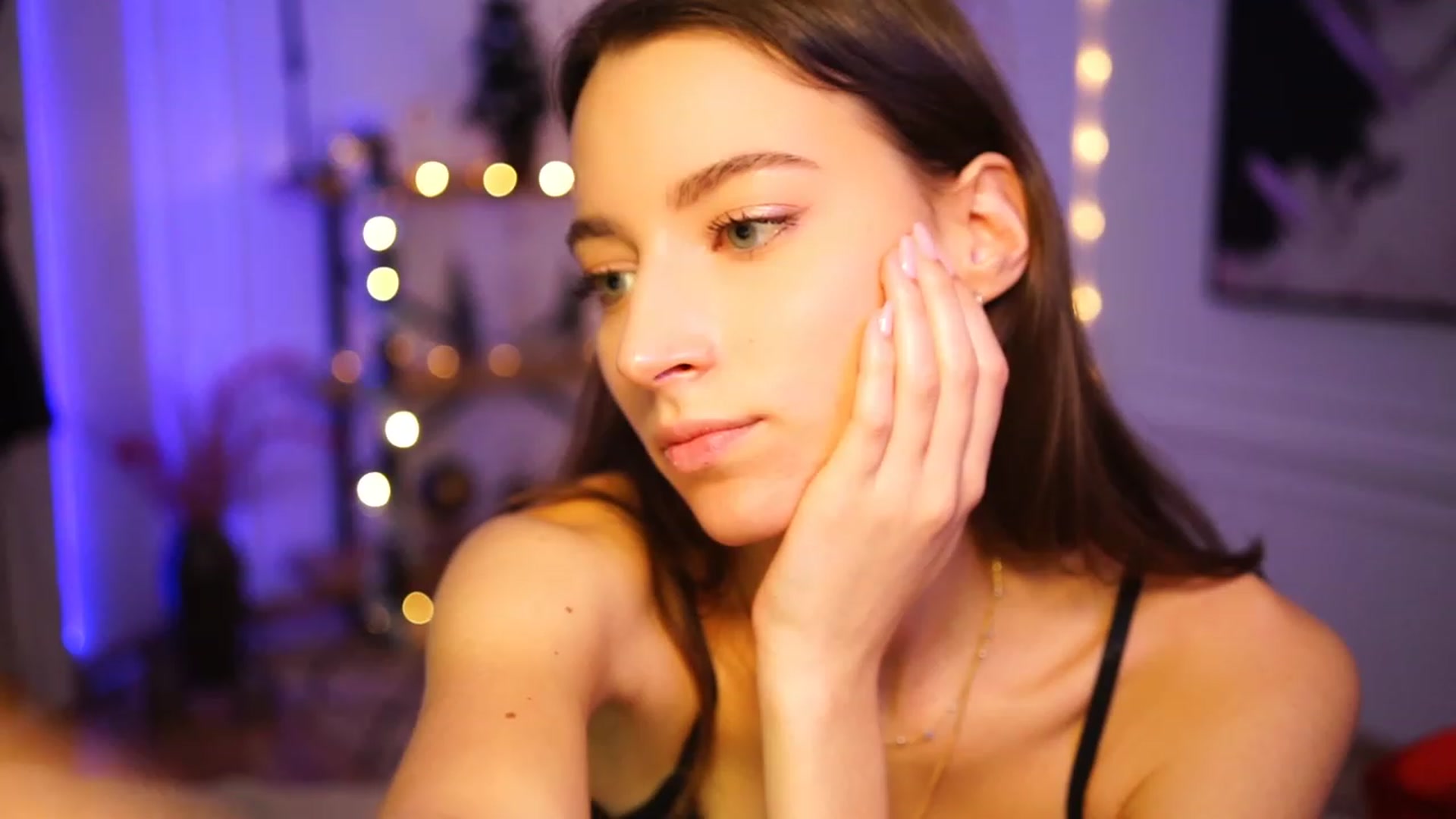 Gallery image thumbnail from Emily_grey69's myfreecams stream on, 12/28/2022, 18:51 image 7 of 20