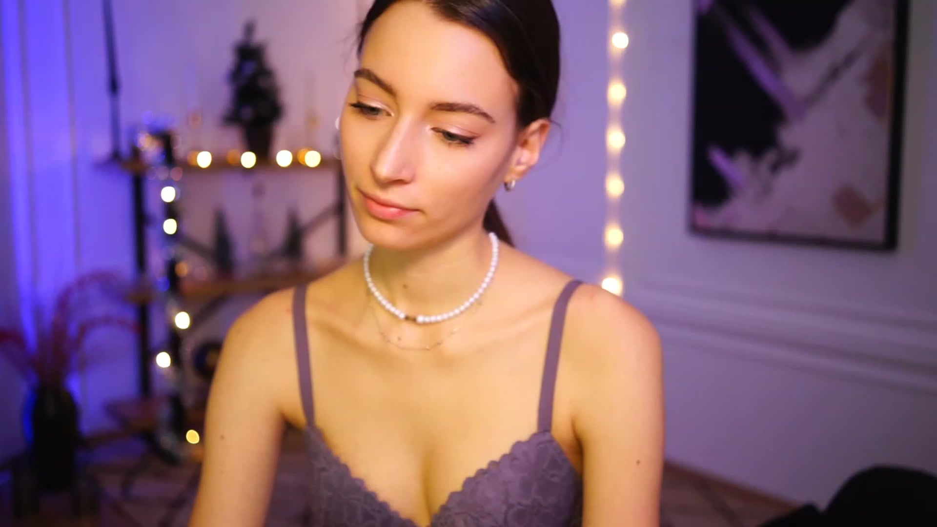 Gallery image thumbnail from Emily_grey69's myfreecams stream on, 12/29/2022, 17:00 image 14 of 20