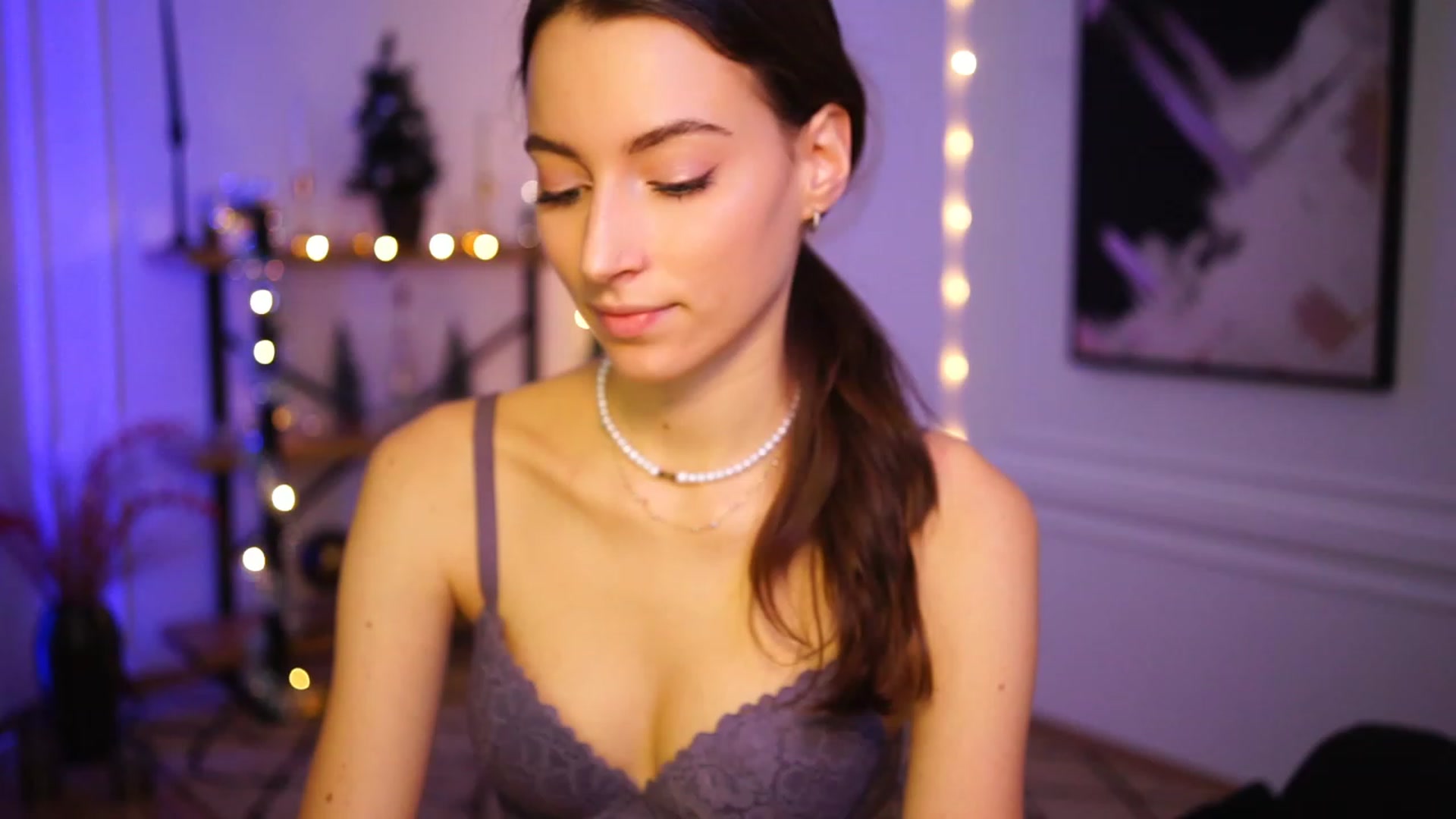 Gallery image thumbnail from Emily_grey69's myfreecams stream on, 12/29/2022, 17:00 image 10 of 20