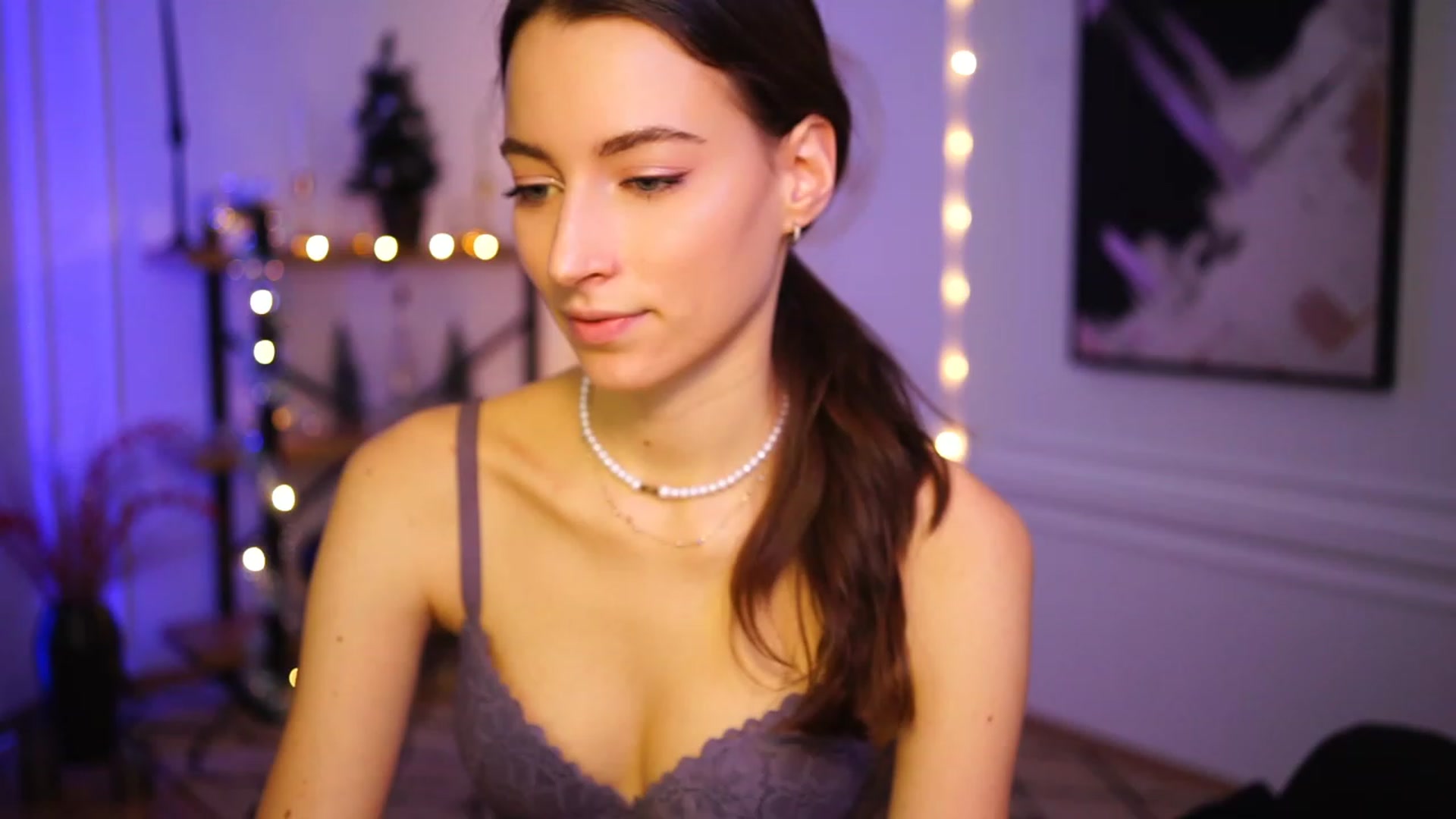 Gallery image thumbnail from Emily_grey69's myfreecams stream on, 12/29/2022, 17:00 image 11 of 20