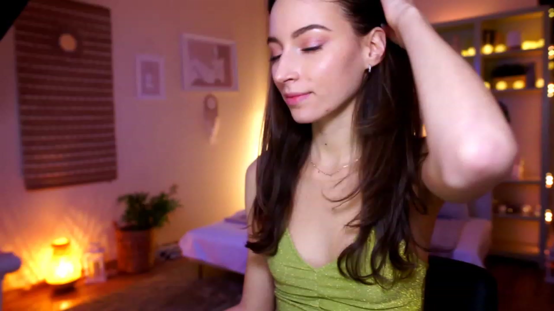 Gallery image thumbnail from Emily_grey69's myfreecams stream on, 01/03/2023, 18:40 image 3 of 20