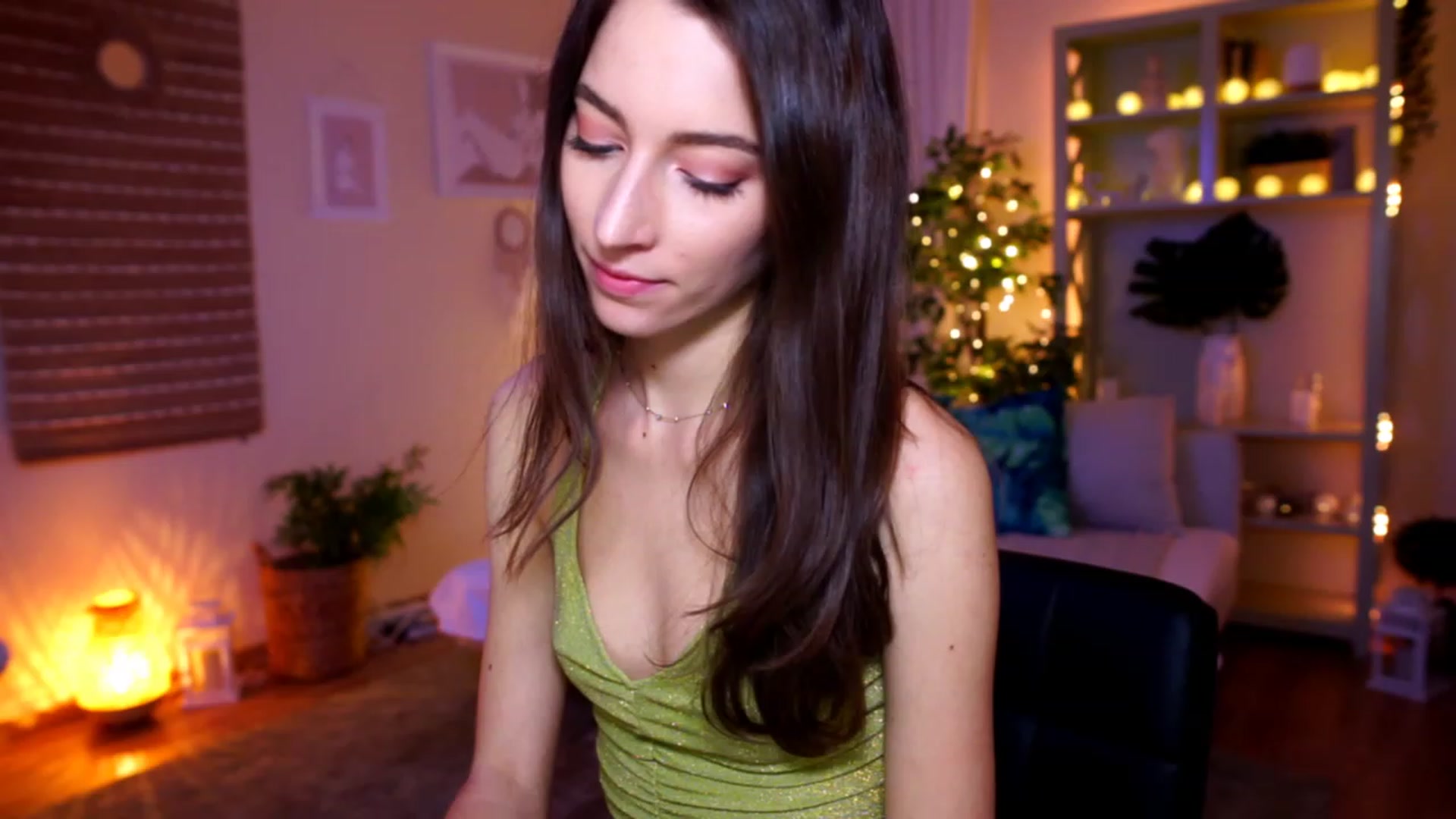 Gallery image thumbnail from Emily_grey69's myfreecams stream on, 01/03/2023, 19:37 image 8 of 20