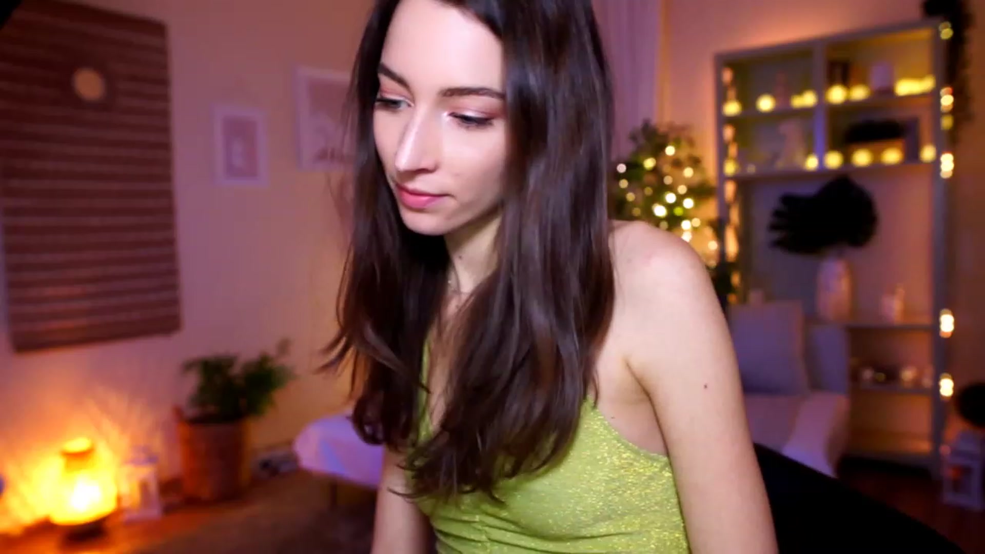 Gallery image thumbnail from Emily_grey69's myfreecams stream on, 01/03/2023, 19:37 image 14 of 20