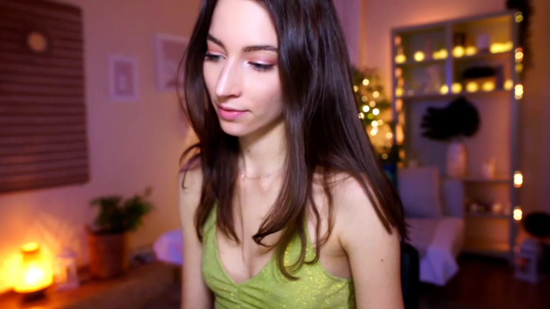 Gallery image thumbnail from Emily_grey69's myfreecams stream on, 01/03/2023, 20:31 image 12 of 20