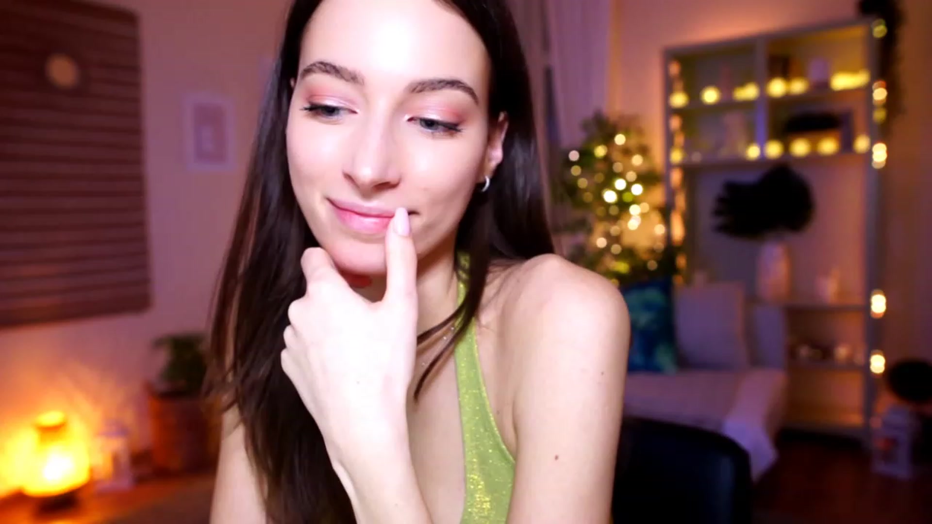 Gallery image thumbnail from Emily_grey69's myfreecams stream on, 01/03/2023, 20:31 image 1 of 20