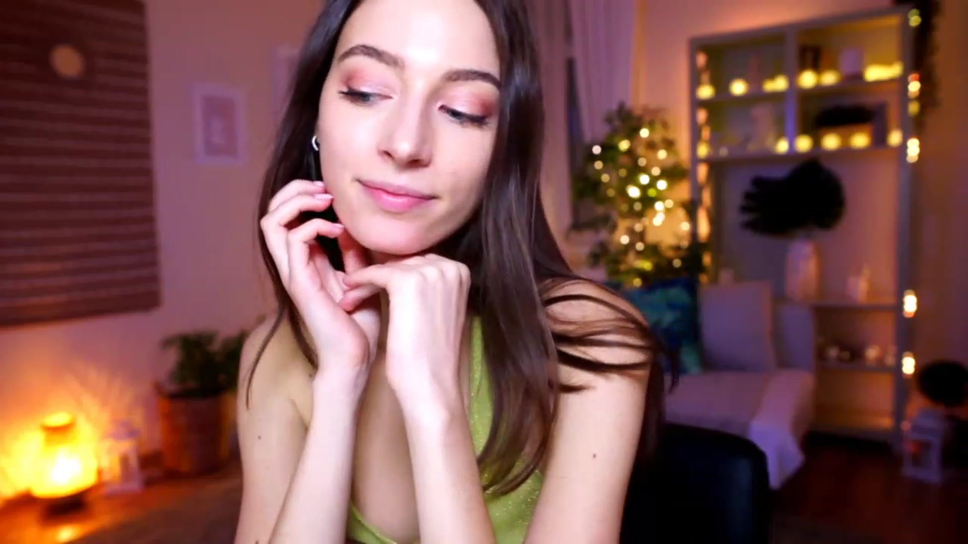 Gallery image thumbnail from Emily_grey69's myfreecams stream on, 01/03/2023, 22:31 image 13 of 20
